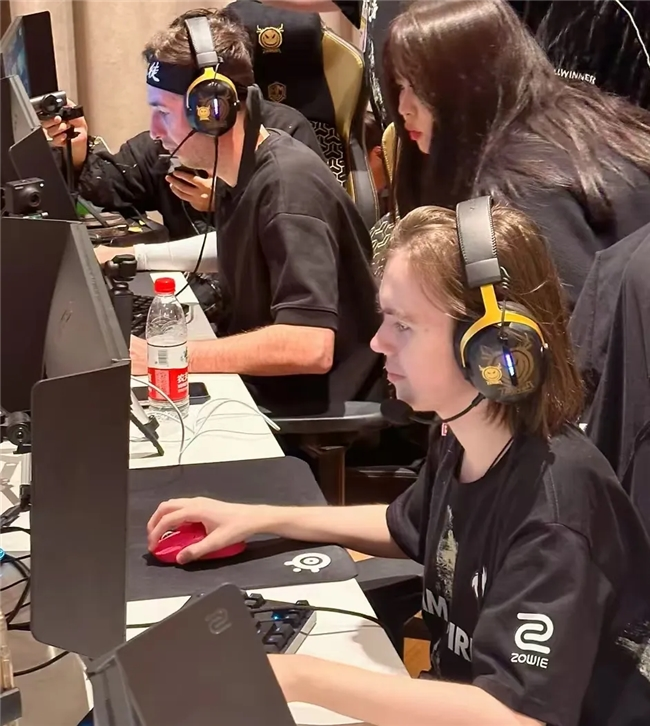 LPL 明天的首发阵容：Inb将面对Yuanshen！ Leave 将在SOLO比赛中面对 JiaQi