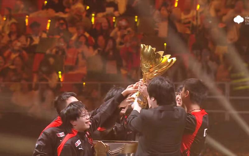 资讯枪林弹雨的沙滩上，一个人四处背着敌人，让队友向他开炮