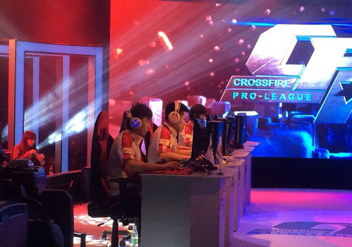 LPL 主持人席冉分享了2014 MSI决赛采访归还图片：再见成都，再见2025年的MSI